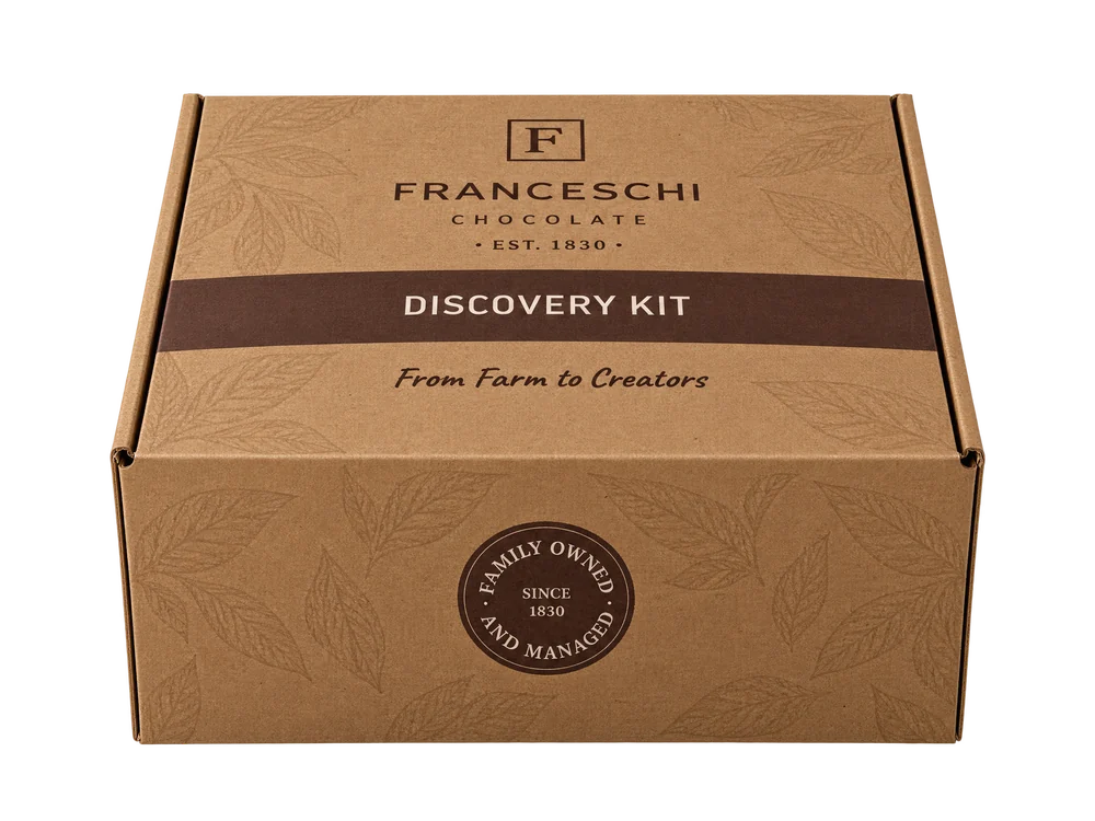 La caja del Discovery Kit de Franceschi, cerrada, con su faja de Discovery Kit y el sello Family Owned and Managed since 1830 (empresa familiar desde 1830)